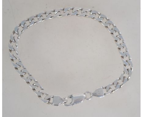 A silver heavy set belcher linked gentlemans bracelet with lobster clasp. Marked 925. Weight 15.9g / Size 20cms length