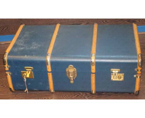 VINTAGE TRAVEL TRUNK