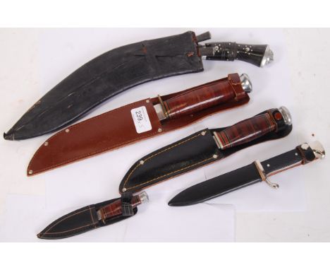 A collection of 5x assorted edged weapons / knives. To include a Kukri knife (with side daggers), a small hunting knife and 3