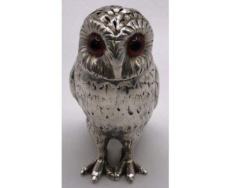 A Victorian silver pepperette, in the form of an owl, London 1897, 1.4 ozt, 7 cm highOwls head lid fits well, opens and close