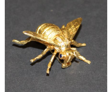 An 18 carat gold bee brooch set with sapphire eyes and diamonds to it's back, approx 11.4 g total CONDITION REPORTS Has some 