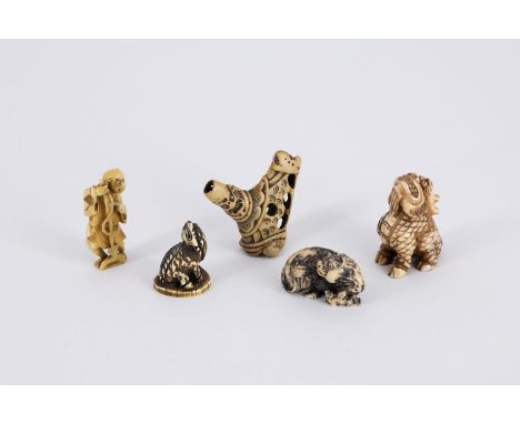 Fünf Netsuke Japan, 19./20. Jh. Fischer mit Harpune, Qilin, Schildkröte, Mungo mit Junges, Maskaron. Walbein, geschnitzt, ges