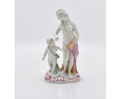 Venus und Amor Wallendorf, 1775-80 Auf purpurstaffiertem Rocaillensockel stehende, unbekleidete Figuren, die Göttin nur mit l