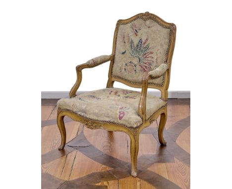 Fauteuil Frankreich, Louis-XV. Auf geschwungenen Beinen und geschnitzter Zarge, trapezförmige Sitzpolster, die Armstützen in 