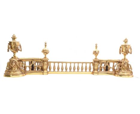 Dreiteilige Kamingarnitur im Louis-XVI.-Stil Frankreich, 19. Jh. In Form einer Balustrade, die gebogten Seitenteile mit appli