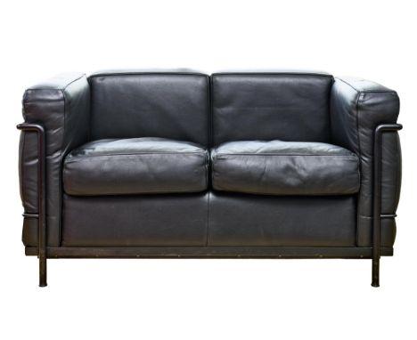LC2-Sofa Nach Entwurf von Le Corbusier, Pierre Jeanneret und Charlotte Perriand, 1928 Zweisitziges Sofa mit vier großen, lose