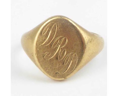 A 9ct gold signet ring with engraved initials 'DRD' to the table, size T, approx. 8.6g.