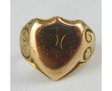 A vintage 9ct gold signet ring with shield top and rubbed initials, size K, approx. 4.7g.