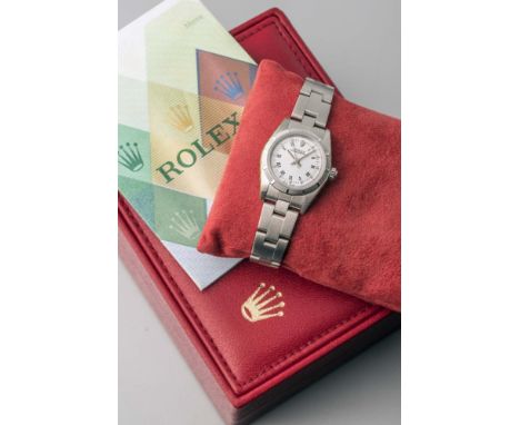 A LADY'S ROLEX OYSTER PERPETUAL PETITE STAINLESS WRISTWATCH, the white dial with black Roman numerals and centre sweep second