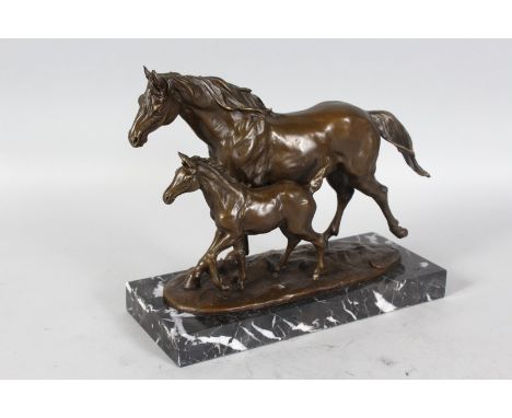 MIGUEL FERNANDO LOPEZ (MILO), 20TH CENTURY. A STUDY OF A HORSE AND FOAL. Patinated bronze on a marble base. 10.5ins high x 12