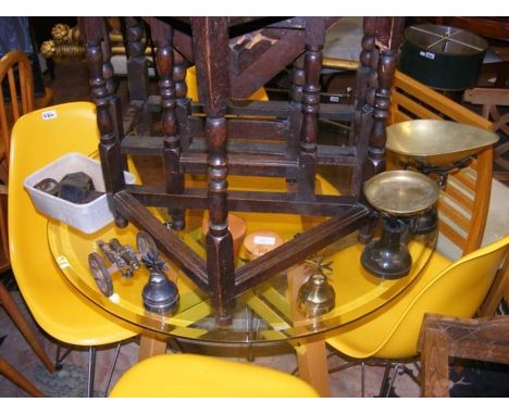 A vintage set of kitchen scales, together with weights and other metal ware 