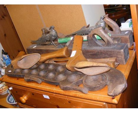 Vintage wooden planes and other treen, together with two metal pheasant ornaments 
