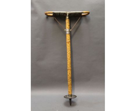 Shooting stick, bergere and bamboo, stamped to the side "S.G.D.G.".  Height when unfolded 72 cm. 