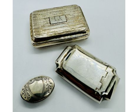 Three Georgian snuff boxes. Comprising a George III small snuff/pill box of oval shape featuring a vacant shield cartouche an