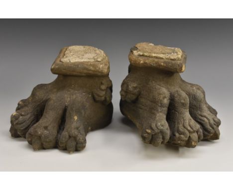 A pair of 18th century stone architectural feet, boldly carved as hairy lion paws, 14.5cm wide, c.1750 