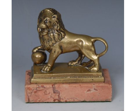 An early 19th century gilt bronze desk model, after a Medici Lion, pink marble base, 11cm high 