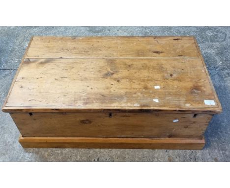 Victorian pine trunk/blanket box with metal carrying handles.   (B.P. 21% + VAT) 