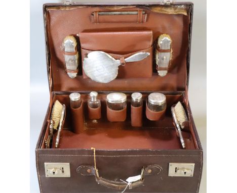 Early 20th century leather cased silver gentleman's travelling vanity set to include: hand mirror, brushes, dressing table ja