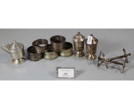 Bag of silver and silver plate to include: Art Deco mustard pot, pepperette and salt, napkin rings, knife rests etc. Silver c