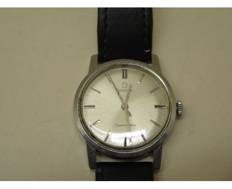 An Omega manual wind Seamaster stainless steel wristwatch - 33mm case - running, glass cracked, winder slightly loose 