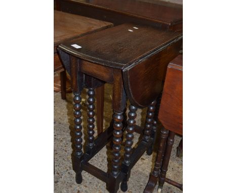 SMALL FOLDING GATE LEG TABLE WITH BOBBIN TURNED SUPPORTS, APPROX 54 X 75CM EXTENDED