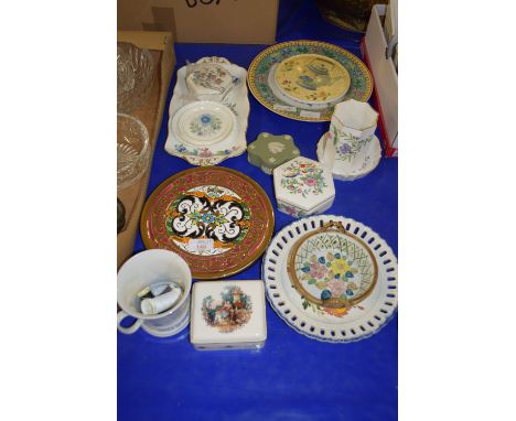 CERAMIC ITEMS, AYNSLEY OCTAGONAL BOX AND COVER, WORCESTER ARCADIA SHAPED VASE ETC