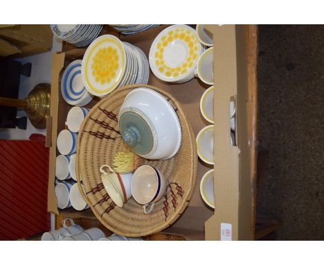 MAINLY KITCHEN CERAMICS INCLUDING CUPS AND SAUCERS WITH BLUE AND WHITE DESIGN, PLATES IN A SUNDANCE DESIGN BY FRANCISCAN CHIN