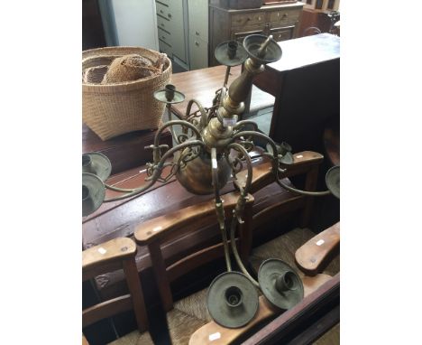 A LARGE BRASS CHANDELIER CEILING LIGHT FITTING