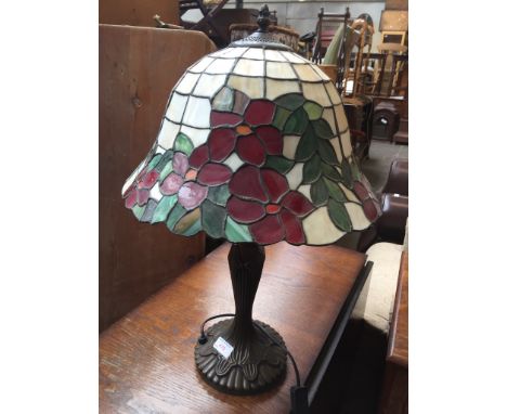 A LEADED GLASS SHADE TABLE LAMP