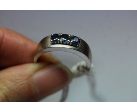 18ct white gold mounted sapphire ring, the three stones each approx 0.10ct, ring size P