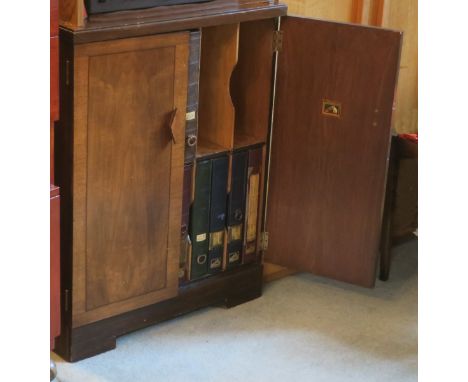 Record cabinet, HMV, 1930s, in walnut veneer, containing 20 12-inch albums of light classical records 