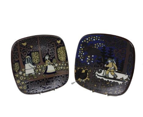 R Vosikkinnen for Arabia Finland Pottery - 1977 & 1978 plates, 23.5cm max (2)