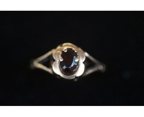 9ct Gold ring set with garnet Size R