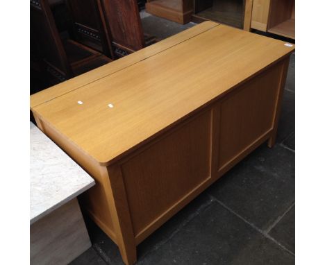 A MODERN LIGHT OAK TRUNK   H65CM W120CM D60CM