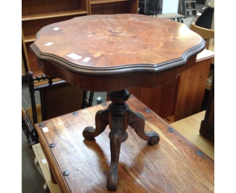 A REPRODUCTION ITALIAN STYLE TRIPOD TABLE