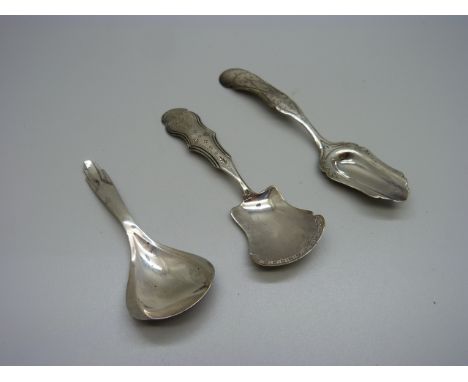 Three Dutch silver caddy spoons, 33.5g 