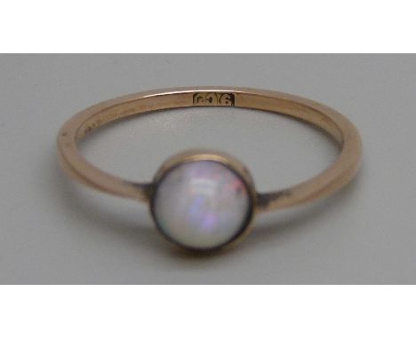 A vintage 9ct gold and opal solitaire ring, 1.2g, O 