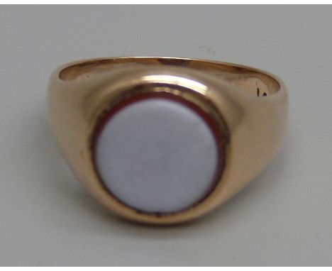 A vintage 9ct gold and white agate signet ring, 5.2g, N 
