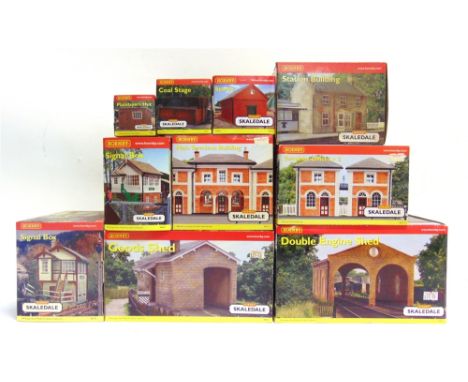 [OO GAUGE]. ASSORTED HORNBY SKALEDALE MODEL BUILDINGS  comprising a No.R8635, Goods Shed; No.R8637, Double Engine Shed; No.R8