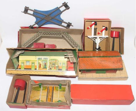 Hornby buildings etc:- 1949-55 No. 3 station, green roof (VG-BVG), 1949-52 No. 1 footbridge grey, one set steps detached othe