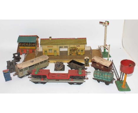 Tray containing variety of items:- Hornby 1939-41 Station No. 3 buff building, speckled platform, square top arch, missing ch