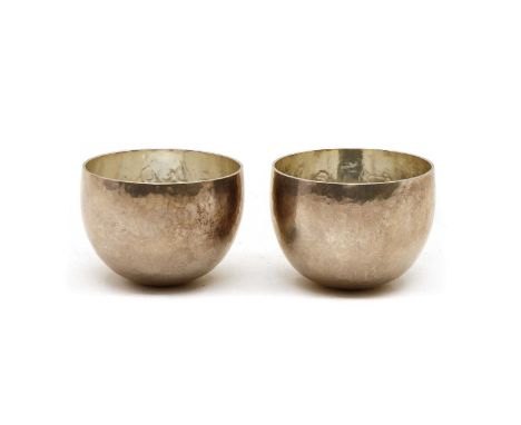 A pair of Britannia silver tumbler cups, by RDA, London 1975, each with a planished finish, 6.1cm diameter, 4.6cm high, 4.8oz