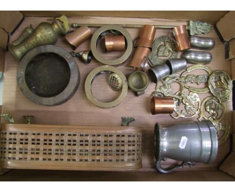 A mixed collection of metal ware items to include: copper planter, horse brasses, copper measures etc (1 tray). 