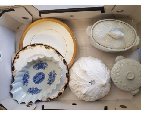 Mixed collection of ceramic items to include: Wedgwood country ware bowl, Spode lidded pots, Minton dinner plates (1 tray). 