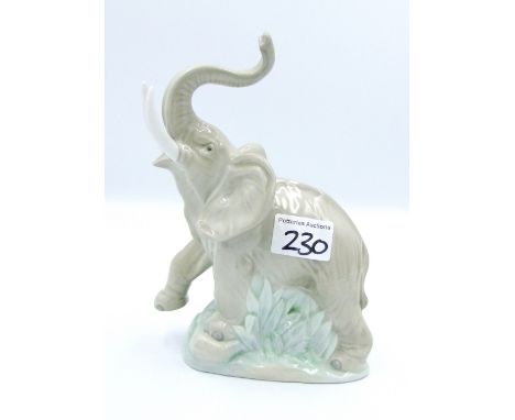 Nao/Lladro figure of an elephant: 