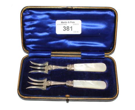 A cased pair of silver pickle forks with mother of pearl handles, Sheffield 1900