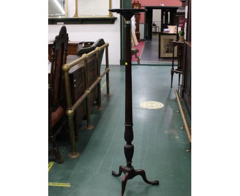 Edwardian torchere, with circular top and raised on tripod base with claw and ball feet, height 153 cm, diameter 29 cm