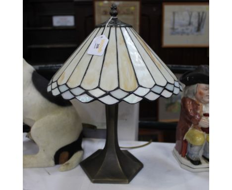 Tiffany style table lamp, height approx 40 cm