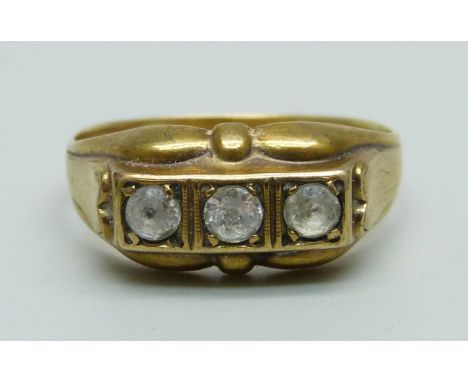 A yellow metal ring with three stones, 2.3g, S 