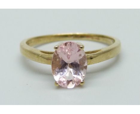 A 9ct gold and pink stone ring, 1.9g, N 